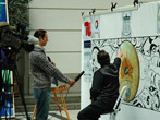 TV Berlin zeigt das Gemälde WE HELP